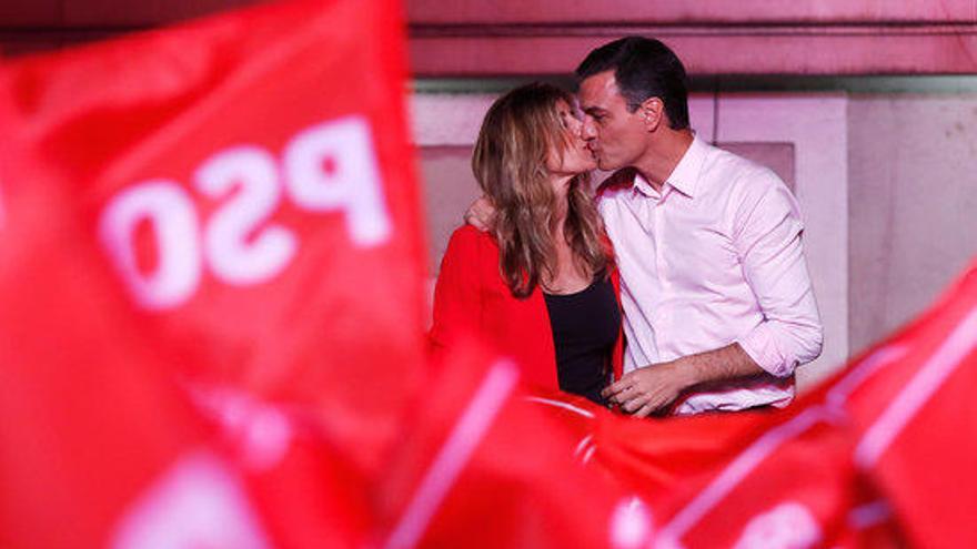 Pedro Sánchez fent-se un petó amb la seva dona a la seu de Ferraz.