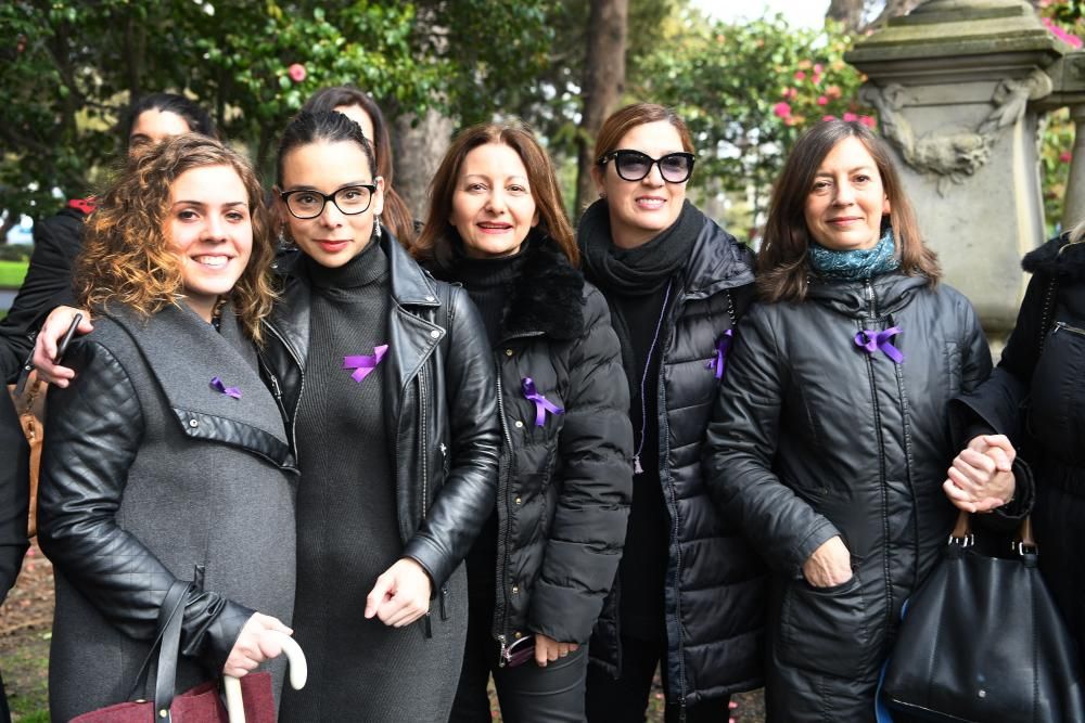 Las periodistas coruñesas se concentraron junto a la estatua de Emilia Pardo Bazán en los jardines de Méndez Núñez, donde leyeron un manifiesto para reivindicar la igualdad de oportunidades.