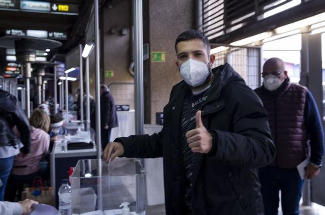 Jordi Alba posando en el momento de la votación