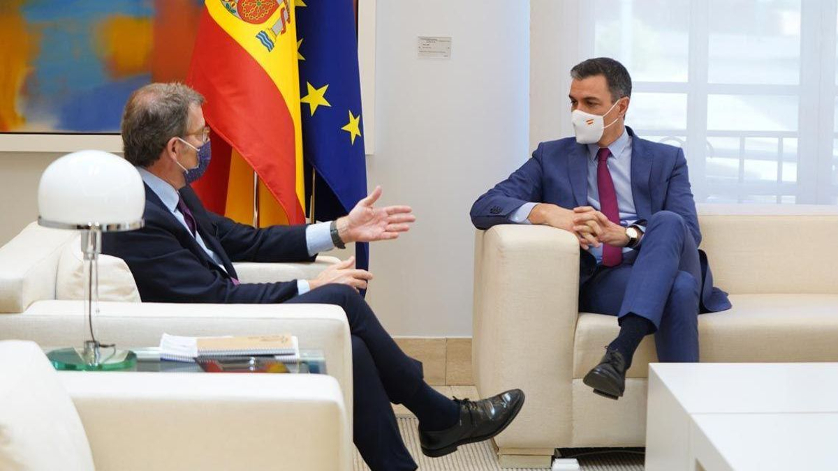Alberto Núñez Feijóo y Pedro Sánchez, durante su encuentro.