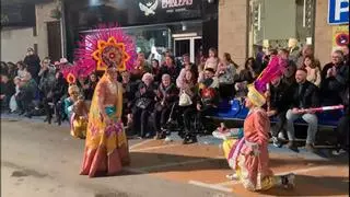 Le pide matrimonio en pleno desfile del Carnaval de Águilas ante centenares de personas