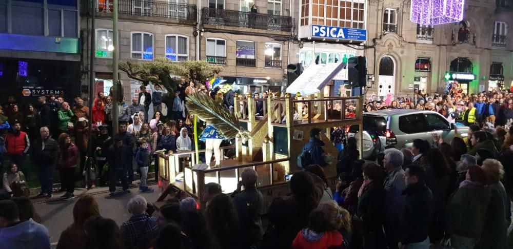 Miles de personas se congregan en el centro de la ciudad para seguir la marcha de las 28 agrupaciones que desfilaron entre Isaac Peral y la Porta do Sol.