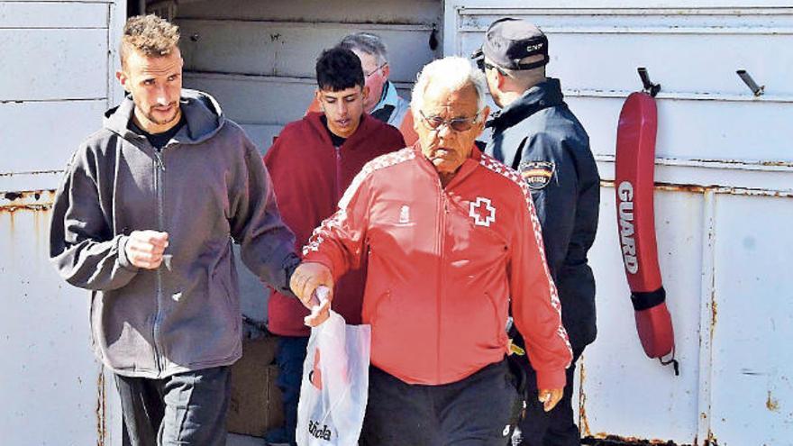 Momento en el que Cruz Roja atiende a los migrantes de origen magrebí, ayer, en Maspalomas.