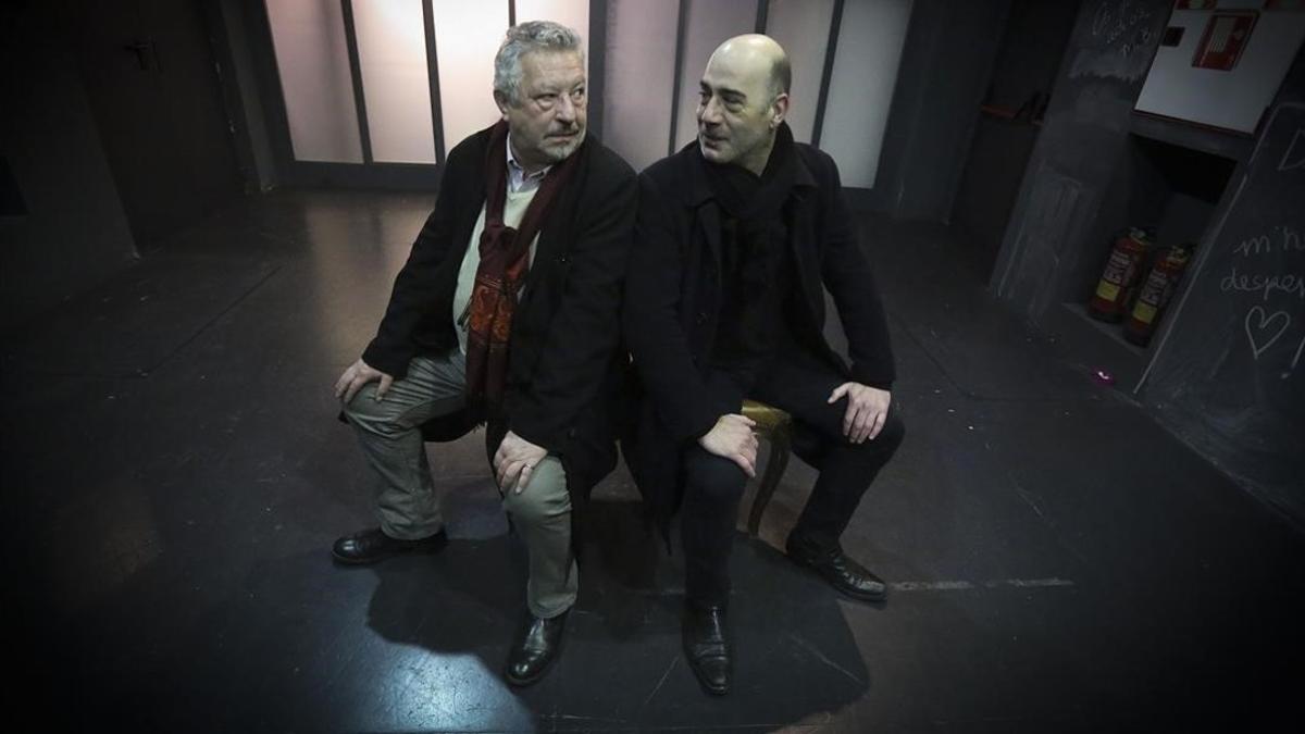 El director Alain Chipot y el actor Ferran Terraza en el Teatre Gaudí, donde estrenan 'Te lo contaré en un viaje'.