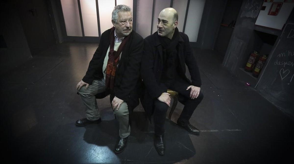 El director Alain Chipot y el actor Ferran Terraza en el Teatre Gaudí, donde estrenan ’Te lo contaré en un viaje’. El director Alain Chipot y el actor Ferran Terraza en el Teatre Gaudí, donde estrenan ’Te lo contaré en un viaje’.