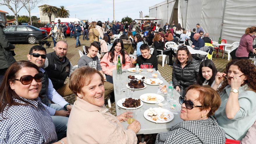 Bañugues atrae a comensales foráneos con su festival del oricio