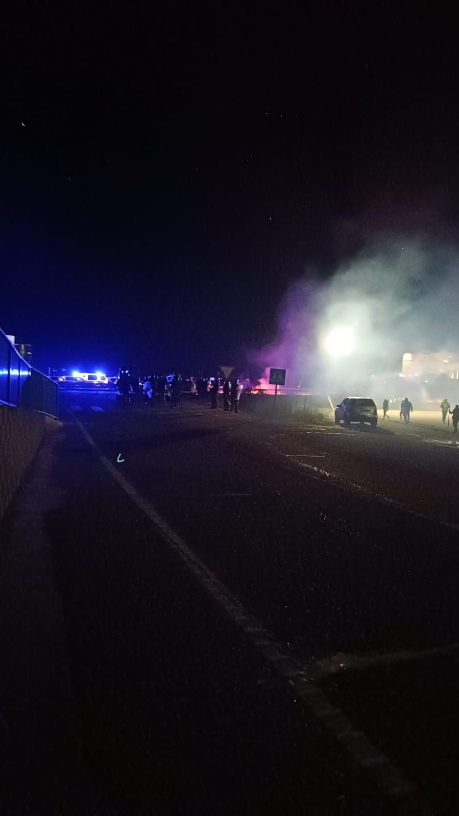 GALERÍA | El campo de Zamora invade la A-6 durante la madrugada: imágenes de la tensión