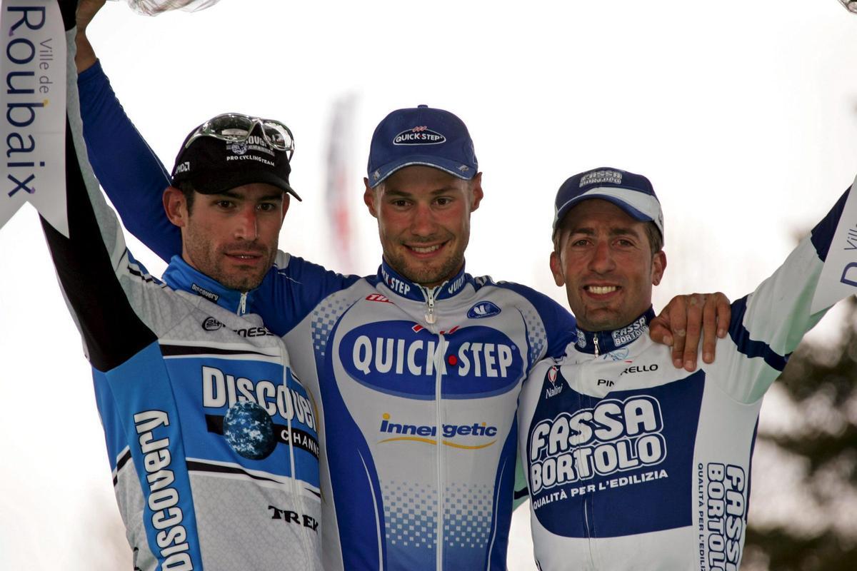 Tom Boonen, ganador en 2005 con George Hincapie (i) y Juan Antonio Flecha (d)
