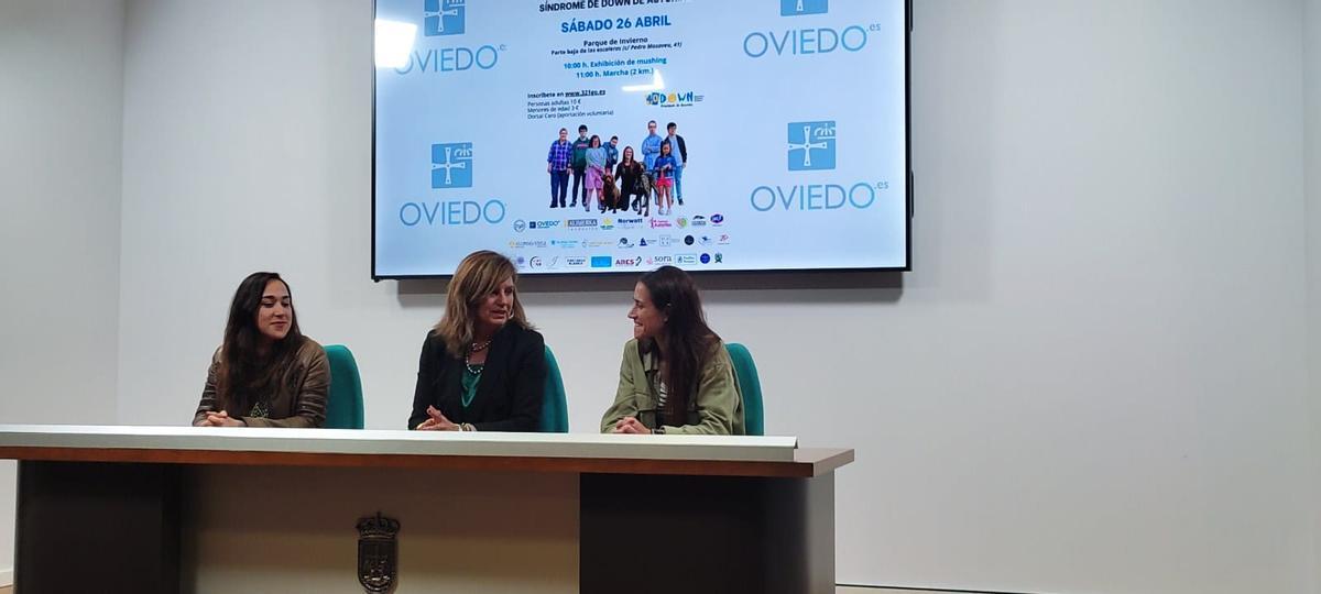 Por la izquierda, Ana Luque, Concepción Méndez y Cristina Fernández, en la presentación de la Canminata