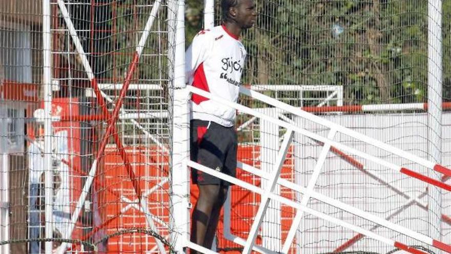 Mendy, siguiendo el entrenamiento del Sporting.