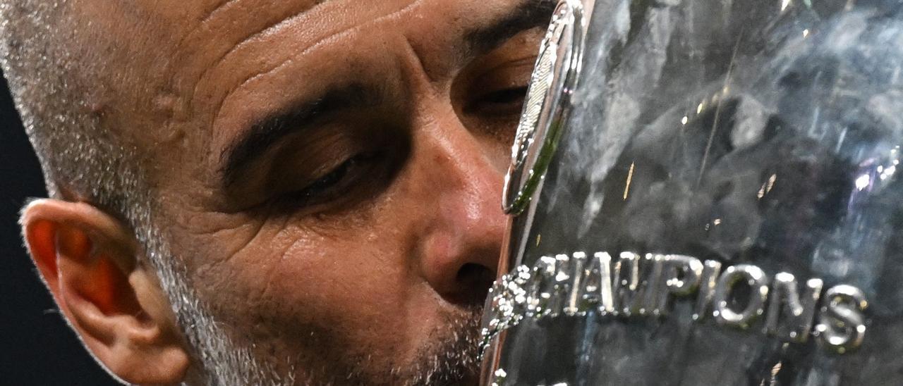 Guardiola besa la Champions tras ganar la final de Estambul al Inter (1-0).