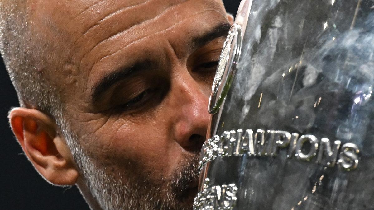 Guardiola besa la Champions tras ganar la final de Estambul al Inter (1-0).