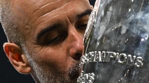 Guardiola besa la Champions tras ganar la final de Estambul al Inter (1-0).