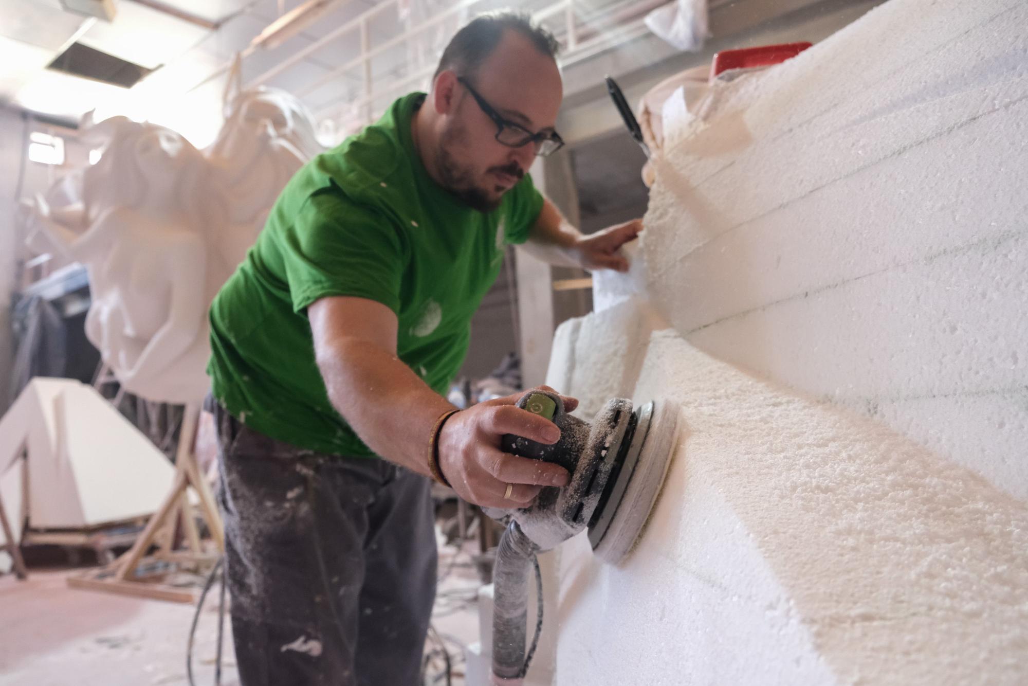 El artista Fran Sierra trabajando con materiales de hogueras en su taller