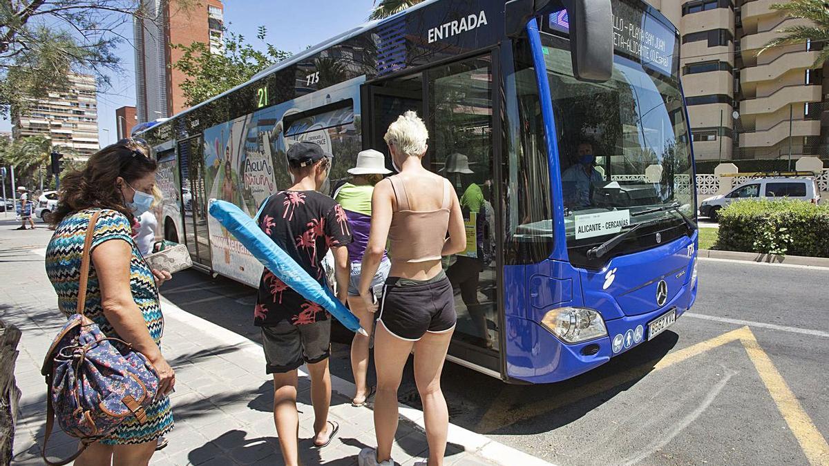 Usuarios toman el autobús urbano para dirigirse a la playa.