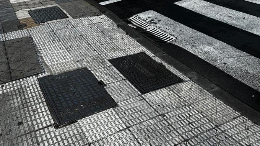 Denuncian numerosas caídas por las arquetas situadas en los rebajes de acera de Santa Cruz