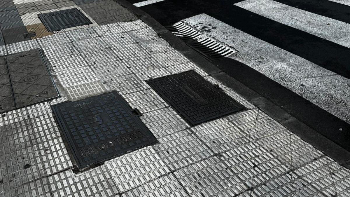 Arquetas situadas junto al rebaje de una acera, en Santa Cruz.