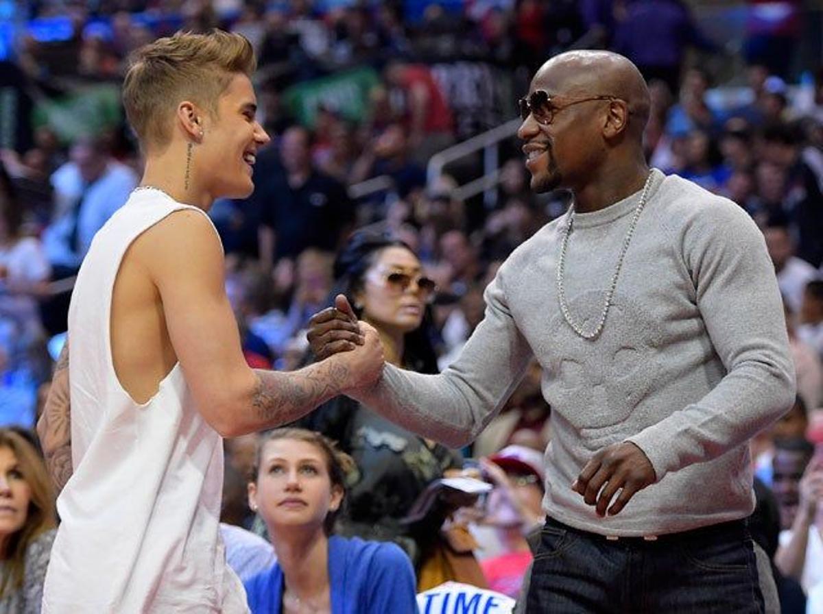 Justin Bieber saluda al boxeador Floyd Mayweather Jr.