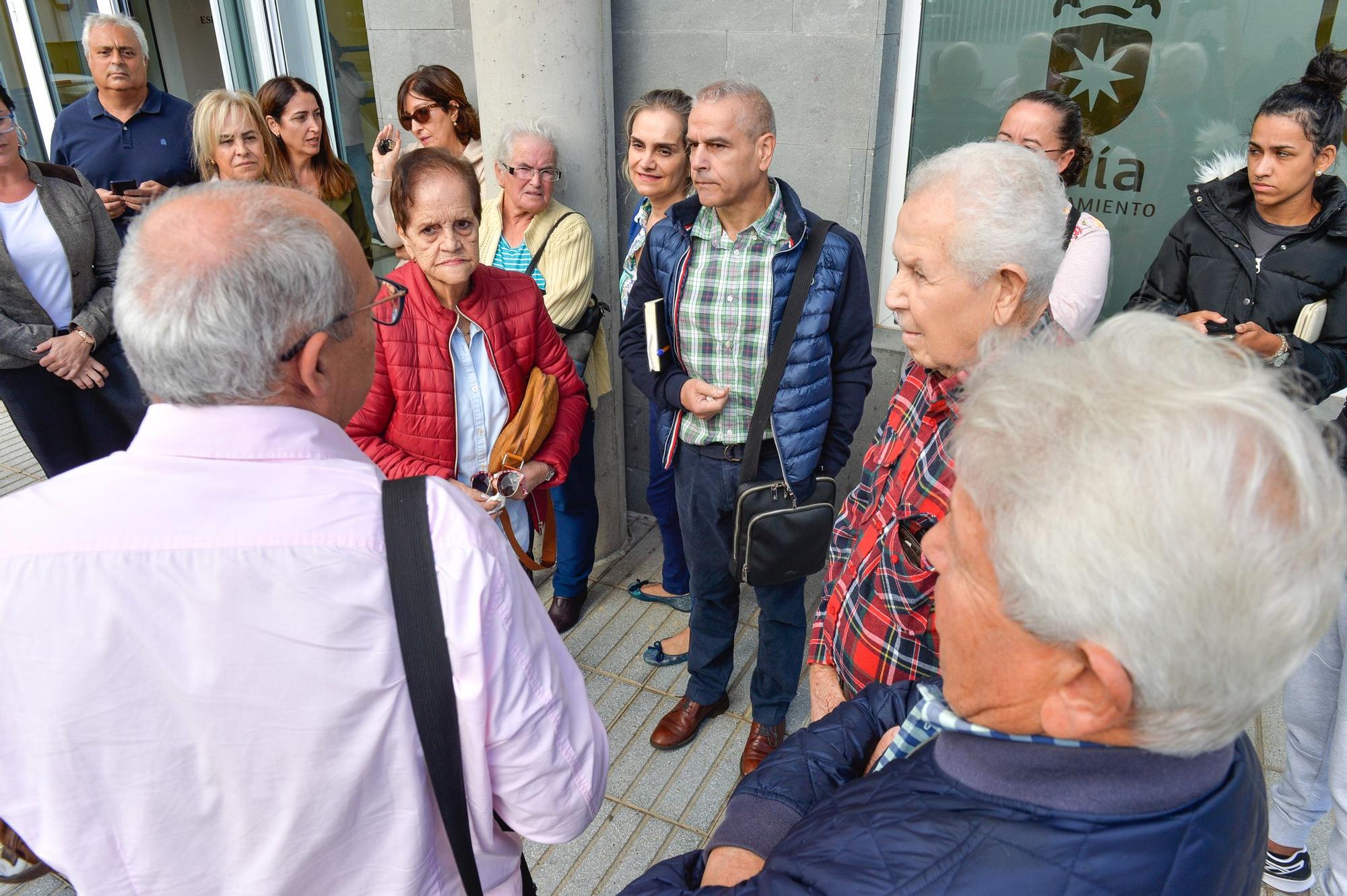 Concetración de afectados por el traslado de la residencia de mayores Tarazona