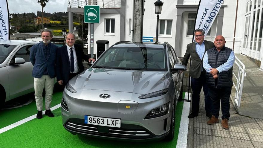 Presentación en Abegondo de un coche eléctrico gratuito para los residentes. |  // LA OPINIÓN