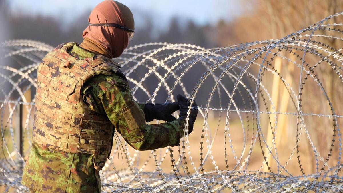 Soldado ruso en la frontera con Estonia.