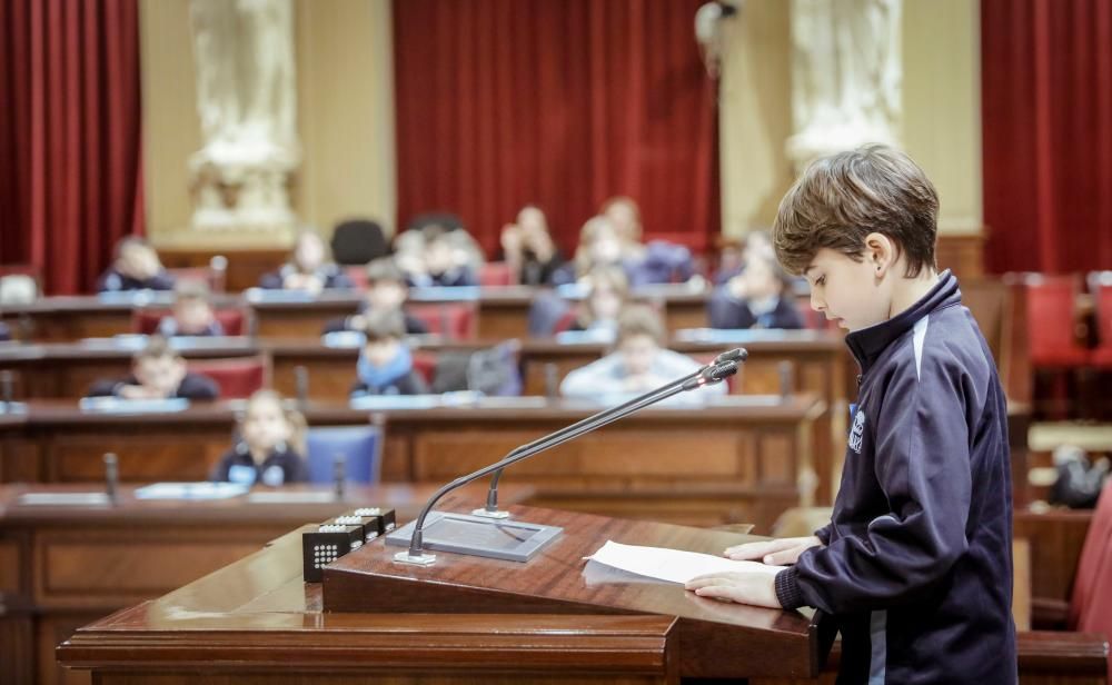 Los niños se convierten en diputados en el pleno de Aldeas Infantiles en el Parlament