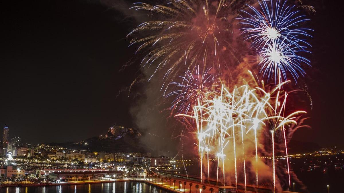 El espectáculo de fuegos artificiales de Hermanos Sirvent ilumina el cielo de Alicante