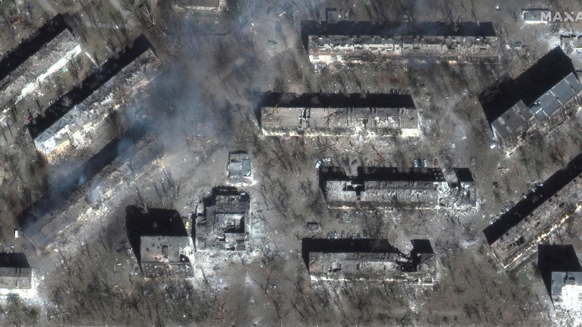 Imagen vía satélite de una zona residencial de Mariúpol tras el ataque de las tropas rusas.