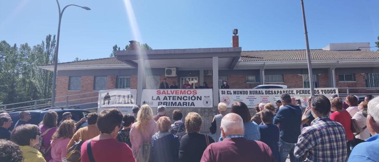 Los vecinos de Utrillas protestaron, por segundo día consecutivo, contra la falta de médicos.