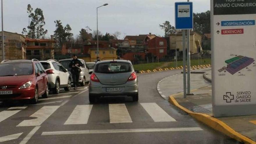 Un policía municipal, el domingo, poniendo multas en el recinto del Álvaro Cunqueiro. // FdeV