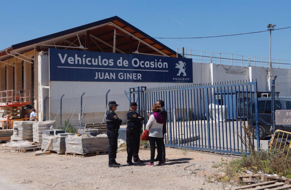 Desalojo del concesionario de coches que impide acabar Parque Central