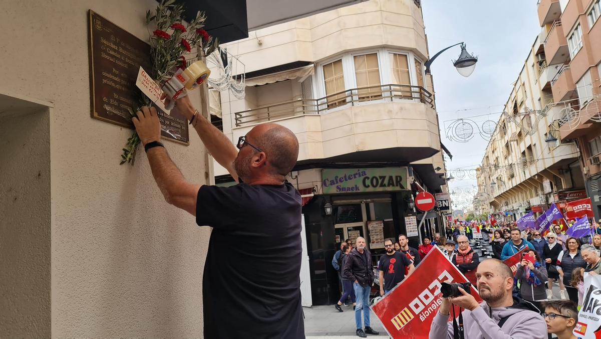 Colocan un ramo en la placa que recuerda al obrero sindicalista José Sánchez Barragán.