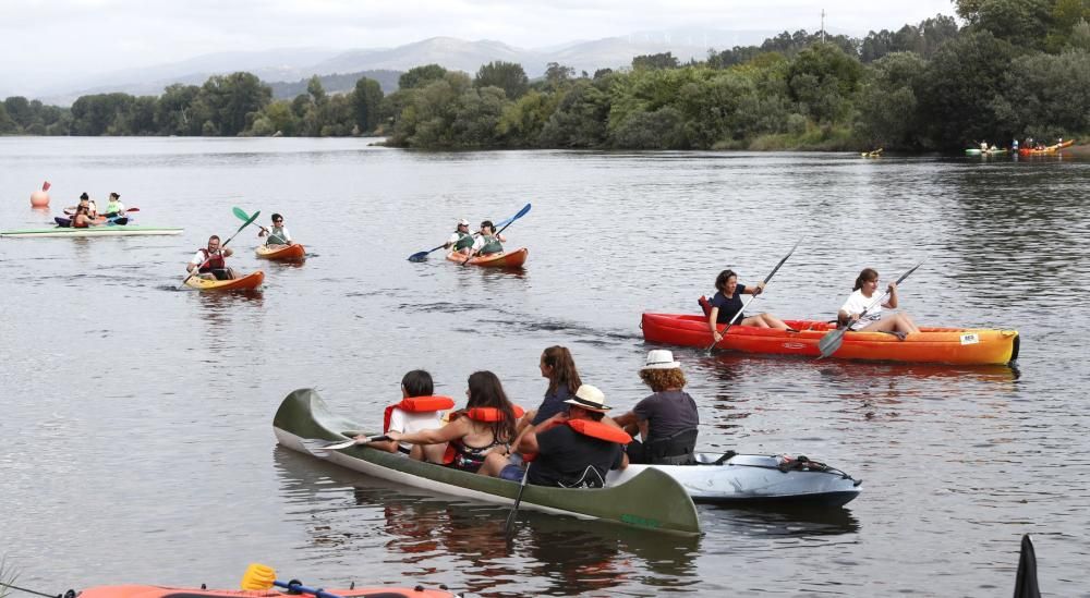 Lucha titánica para mansar el río Miño. // José Lores