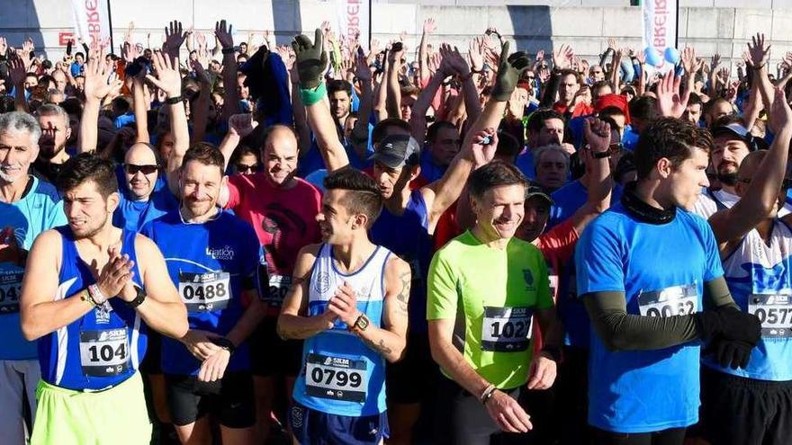 Los participantes en la pasada edición de la carrera benéfica 5KM Solidarios, antes del inicio de la prueba.