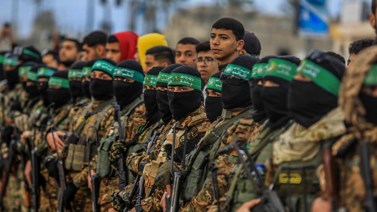 Miembros del brazo armado de Hamás, las Brigadas Ezzeldín al Qassam, durante una liberación de rehenes israelíes en la Franja de Gaza (archivo)