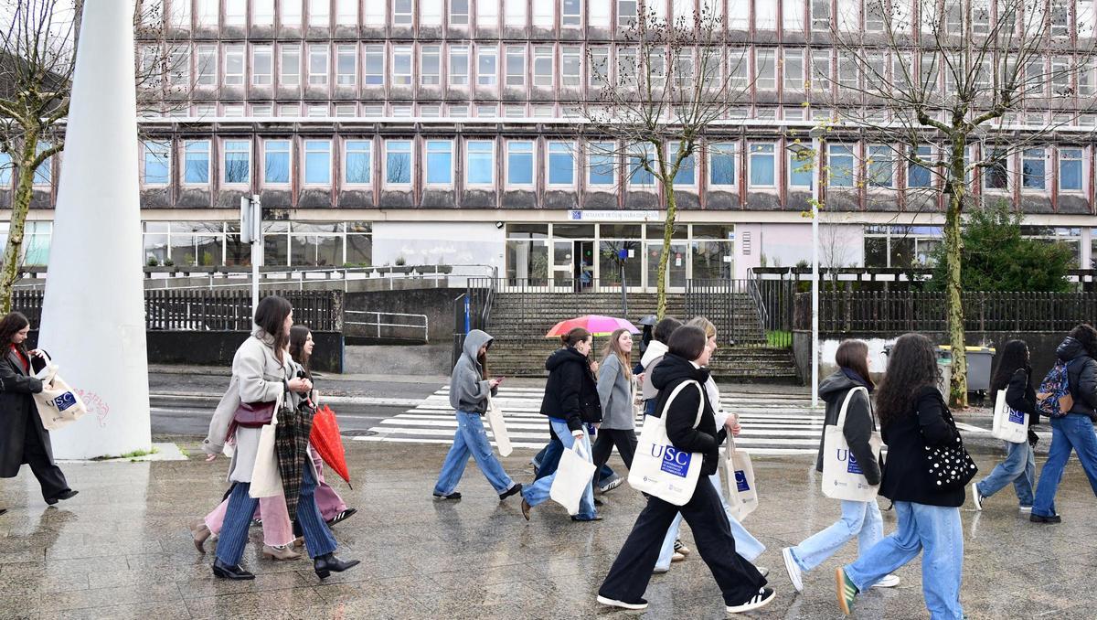 Estudantes de ensino medio camiñando por diante da Facultade de Ciencias da Edudación do Campus Norte de Santiago, este martes.