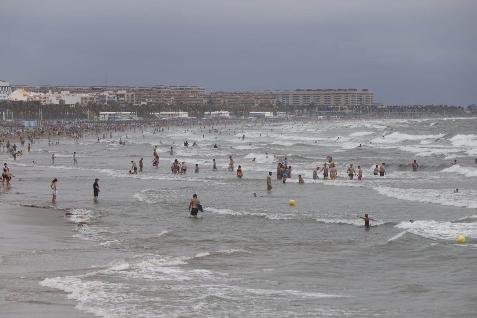 La lluvia no vacía las playas: así está hoy la playa de la Malva-rosa