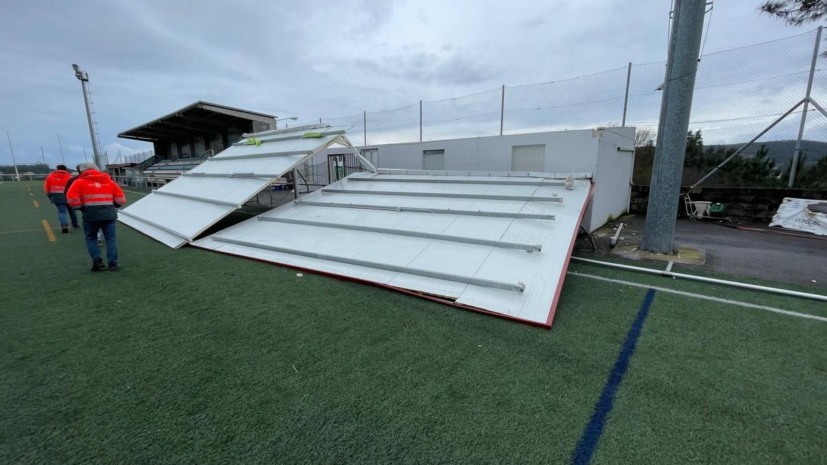 Caída de una chapa sobre una portería en el campo de fútbol de Bamio en Vilagarcía