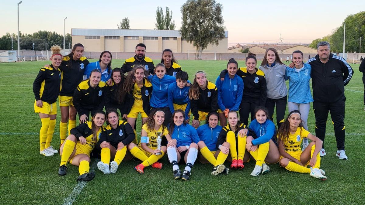 El conjunto de la UD Toresana posa para las cámaras tras alzarse campeón del triangular disputado en Palencia.