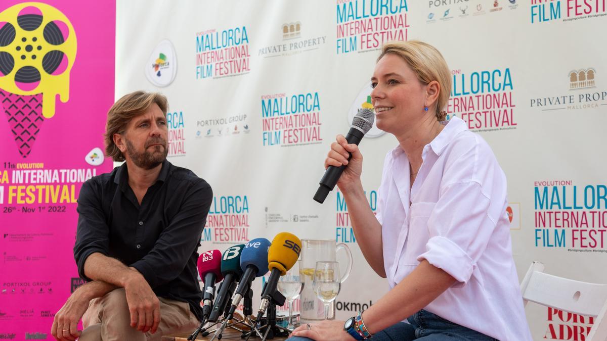 Östlund y la directora del festival, Sandra Lipski.