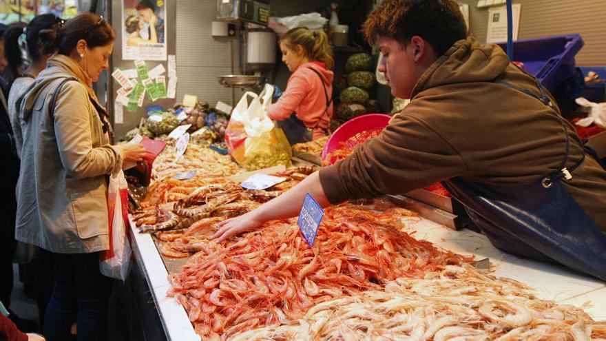 Las gambas y los langostinos son fijos en la lista de la compra para ponerlos encima de la mesa en Nochebuena.