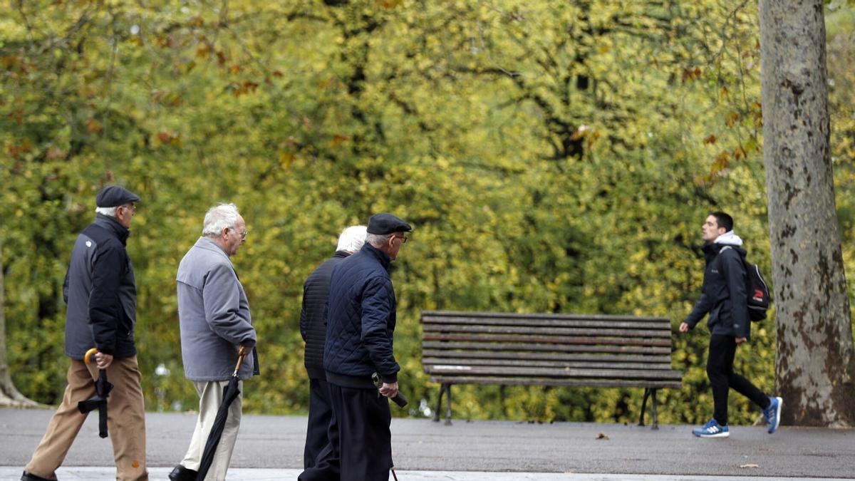 Pensionistas y jubilados pasean este en un parque