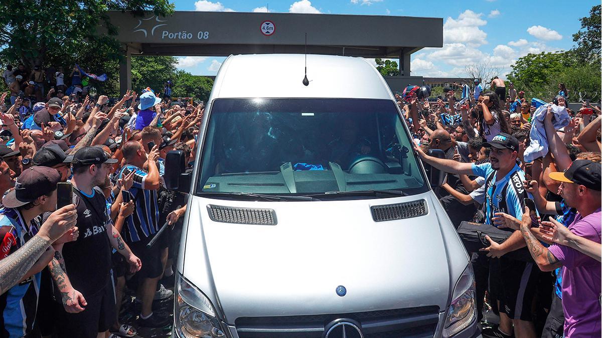 Recibimiento multitudinario de la afición de Grêmio a Luis Suárez
