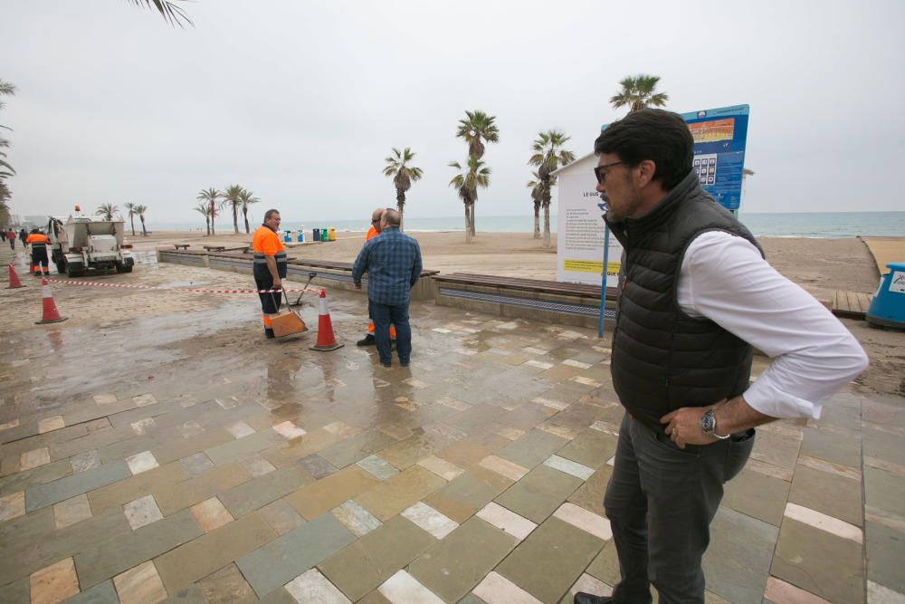 Imágenes de la playa de San Juan, donde la lluvia ha ocasionado serios daños en el arenal y el paseo peatonal.