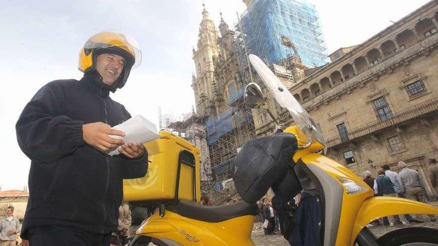 Un empleado de correos porta votos a distancia para entregar en un colegio electoral en 2016.