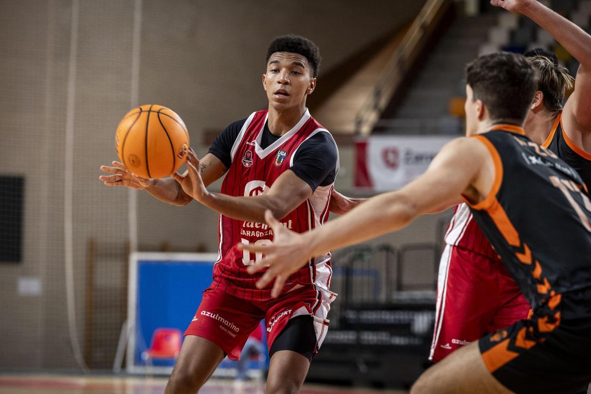 Alías busca un pase durante un encuentro del Casademont U22