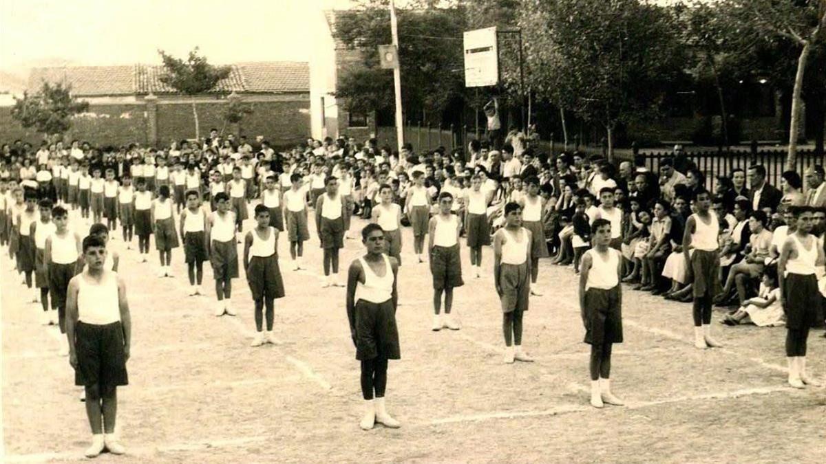 Gimnasia en una escuela franquista, en el año 1957.