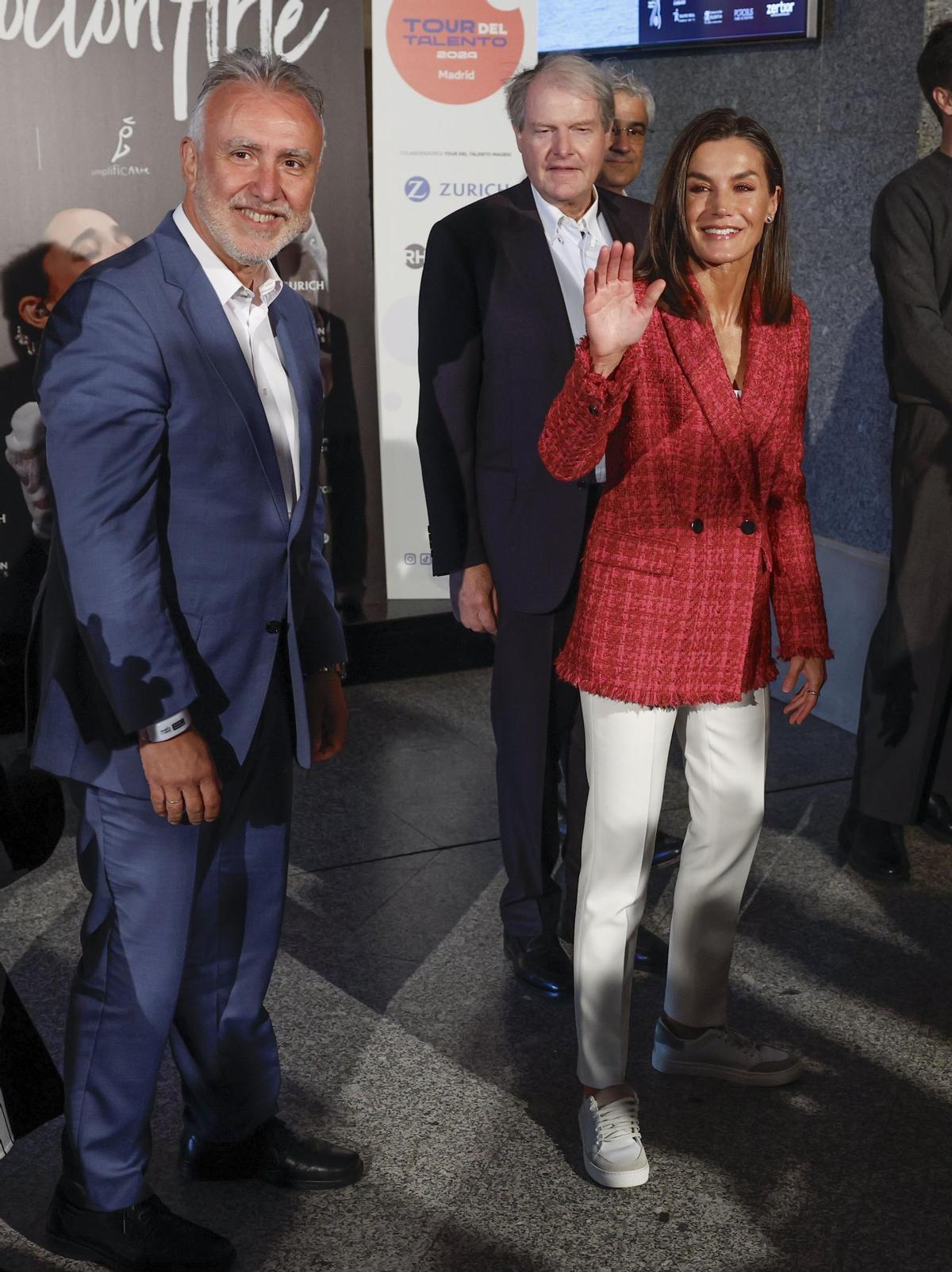 La reina Letizia, en un acto con zapatillas deportivas tras romperse un dedo del pie