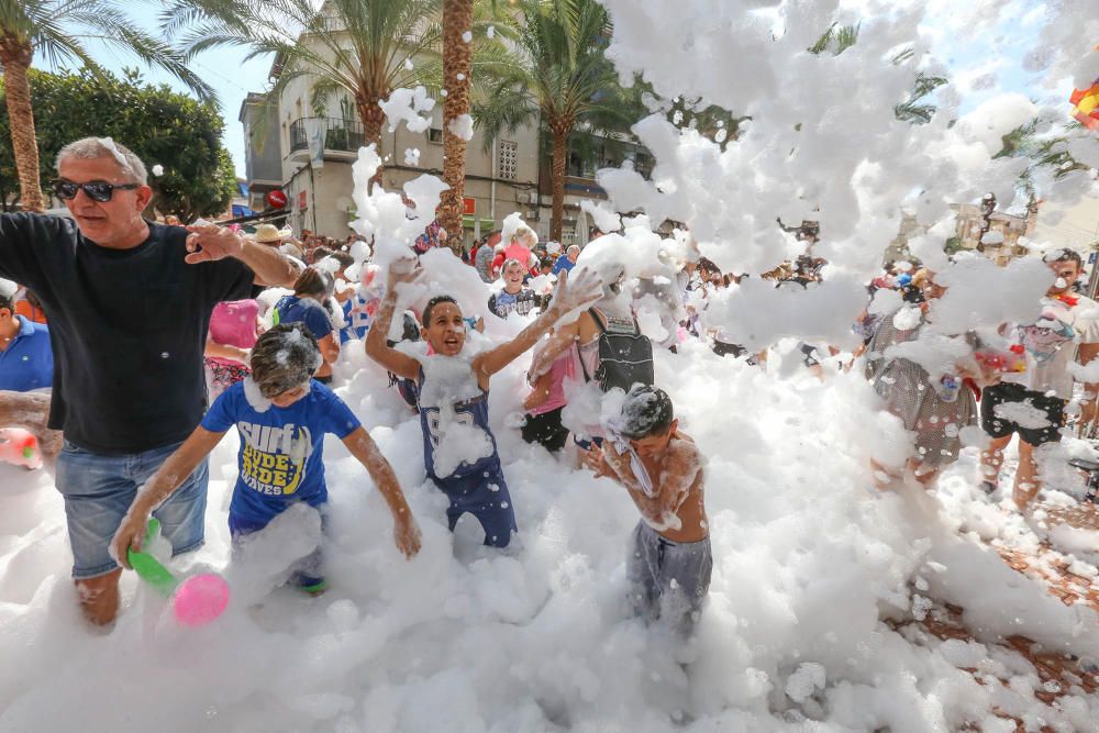 La fiesta y la alegría inundan Dolores tras el chupinazo de las fiestas patronales