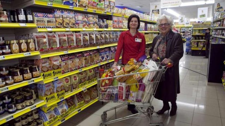 Libertad Corzo González, de Cerdeño (Oviedo), recoge su premio de manos de la encargada de Alimerka. | miki lópez